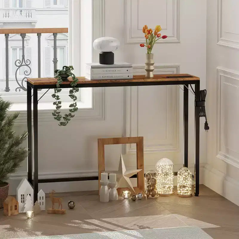 Console étroite noire avec prises de courant et ports USB, table d'appoint fine en métal et bois