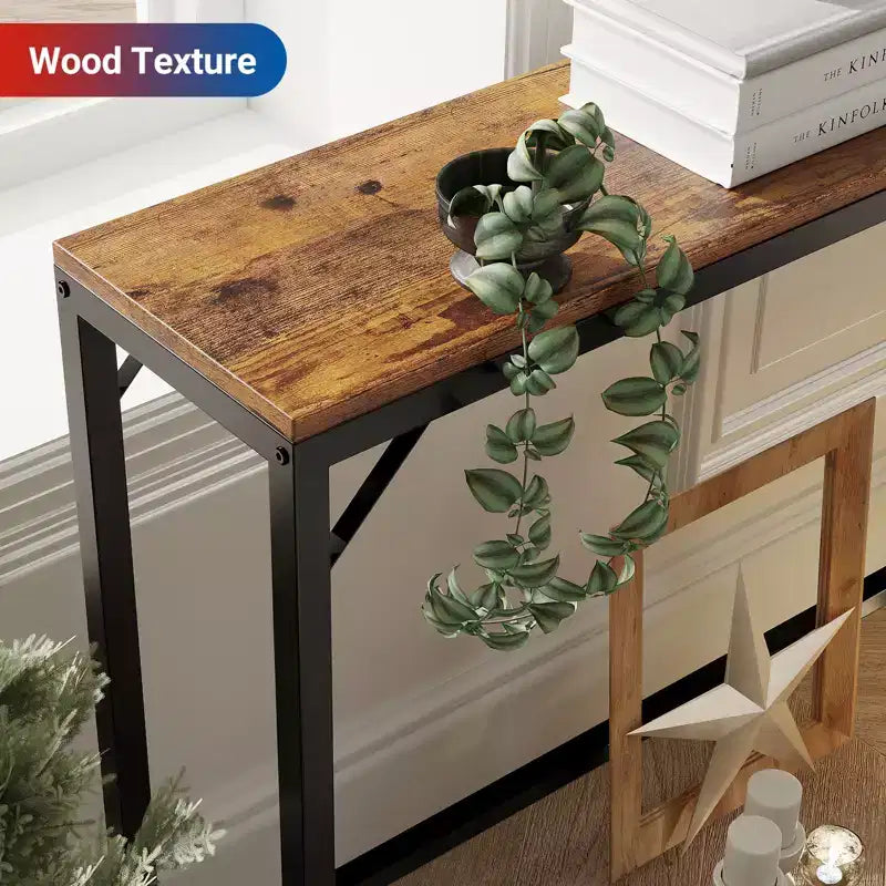 Console étroite noire avec prises de courant et ports USB, table d'appoint fine en métal et bois