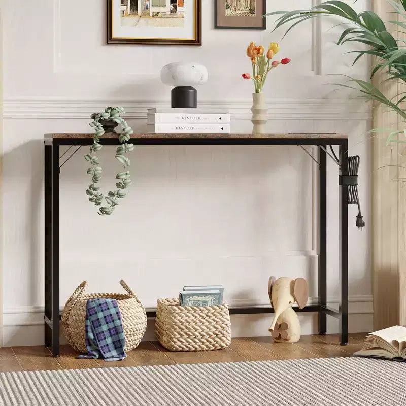 Console étroite noire avec prises de courant et ports USB, table d'appoint fine en métal et bois