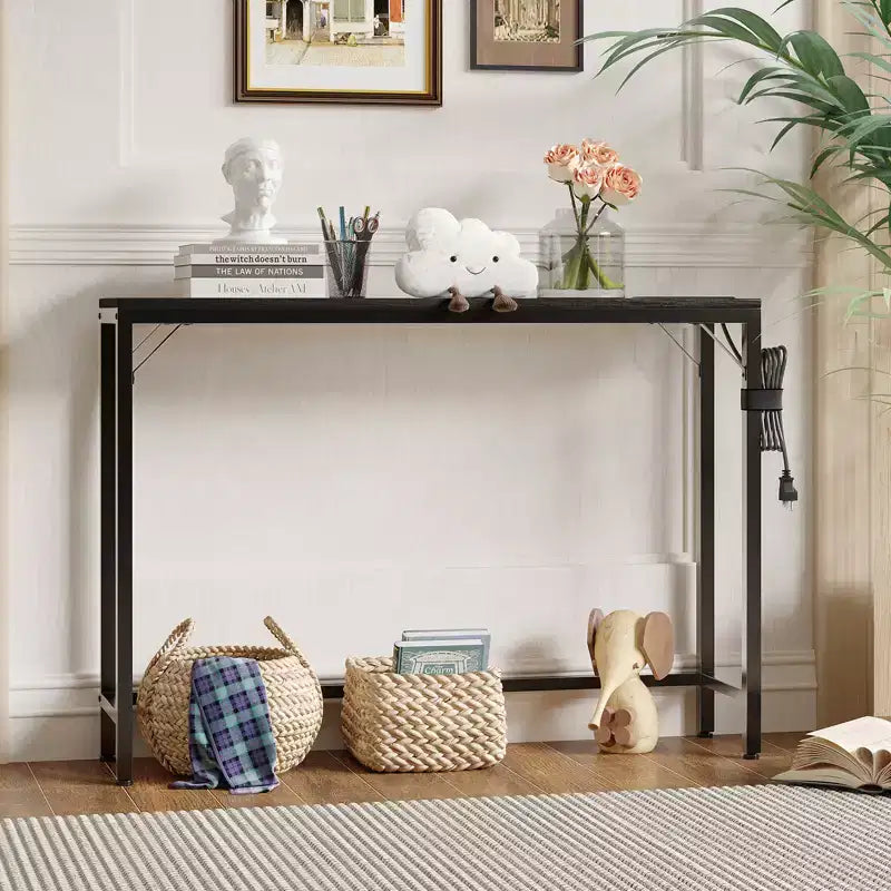 Console étroite noire avec prises de courant et ports USB, table d'appoint fine en métal et bois