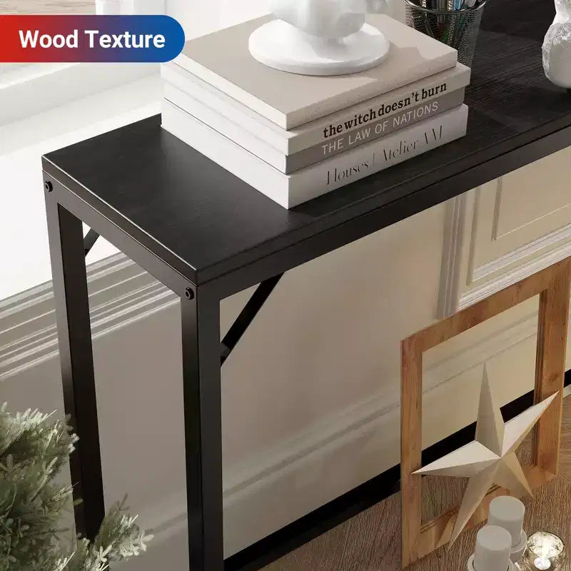Console étroite noire avec prises de courant et ports USB, table d'appoint fine en métal et bois