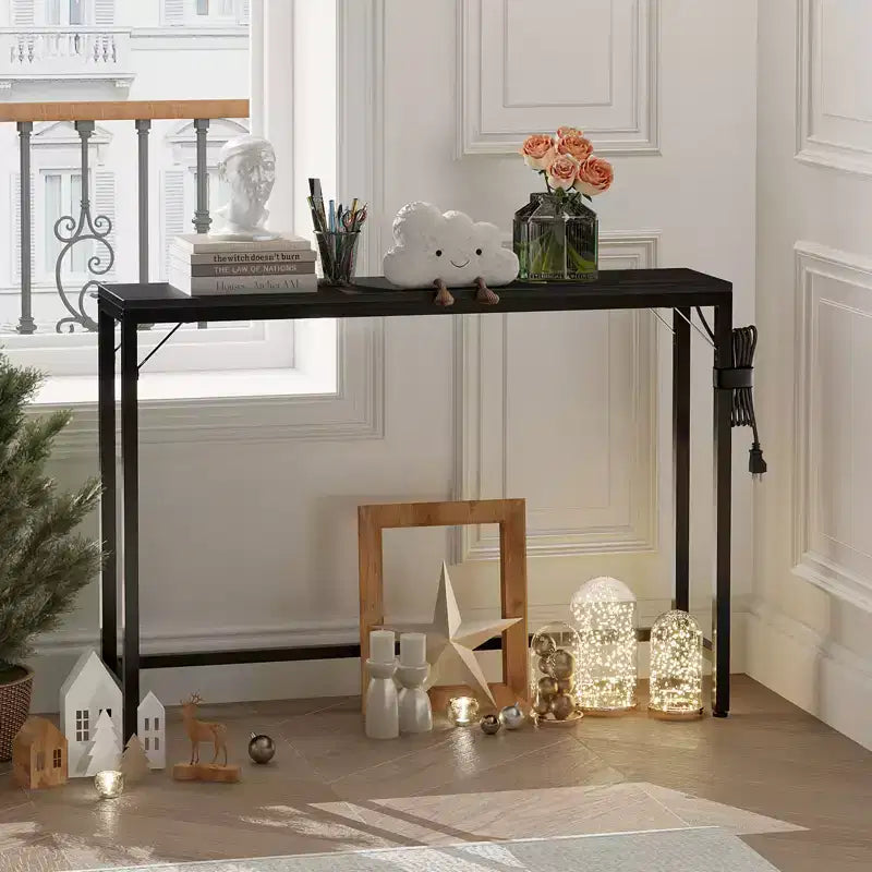 Console étroite noire avec prises de courant et ports USB, table d'appoint fine en métal et bois
