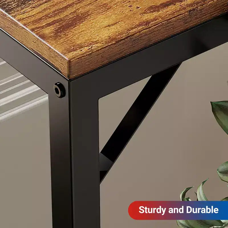 Console étroite noire avec prises de courant et ports USB, table d'appoint fine en métal et bois