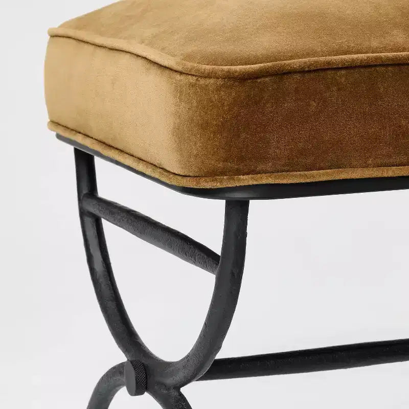 Pouf carré rembourré avec pieds en métal, assise capitonnée, repose-pieds de salon
